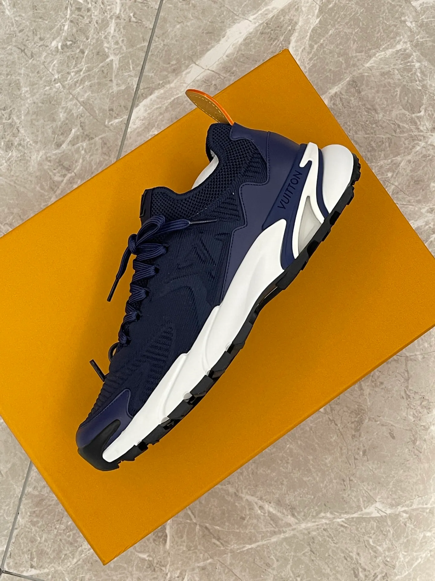 [L Home] Top P: 700💰 Size: 39-44 (customized at 38.45.46) LV Donkey Brand Louis Vuitton RUNNER TATIC new men's sneakers This LV Runner Tatic sneaker uses a whole piece of technical knitting to create an easy-to-take-off design, and then outlines the upper with cow leather trim. The LV logo on the side releases a dynamic atmosphere between the textures, the leather back strap is shaped like the handle fastener of the Louis Vuitton leather goods series, and the lightweight and wear-resistant two-tone rubber sole completes the whole. The toe and heel wrap details continue to provide comfortable fabric foot support, creating a stylish and stylish upper! Comes with full original packaging!